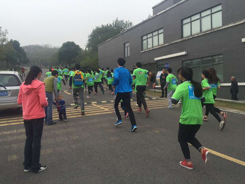 我校特约赞助“江宁区勇攀方山，迷你马拉松”奋发进取，勇于拼搏，争创佳绩。