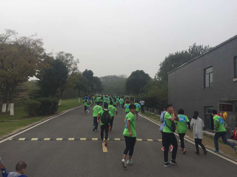 我校特约赞助“江宁区勇攀方山，迷你马拉松”奋发进取，勇于拼搏，争创佳绩。