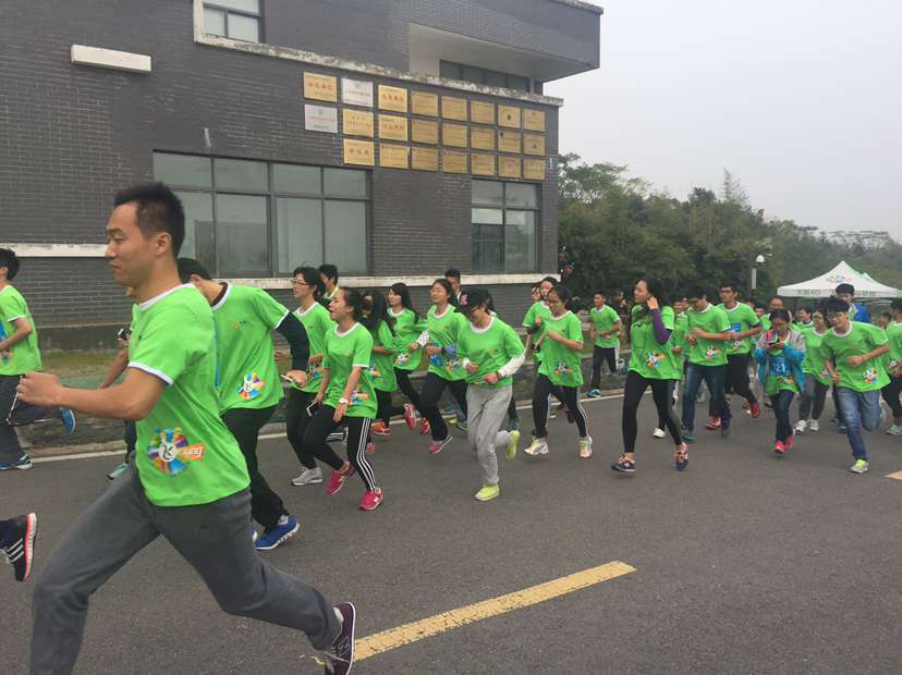 我校特约赞助“江宁区勇攀方山，迷你马拉松”奋发进取，勇于拼搏，争创佳绩。